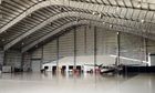 China Kundengebundene vorfabrizierte Stahlflugzeug-Hangars mit 26 Messgerät-Stahl-Fliesen usine