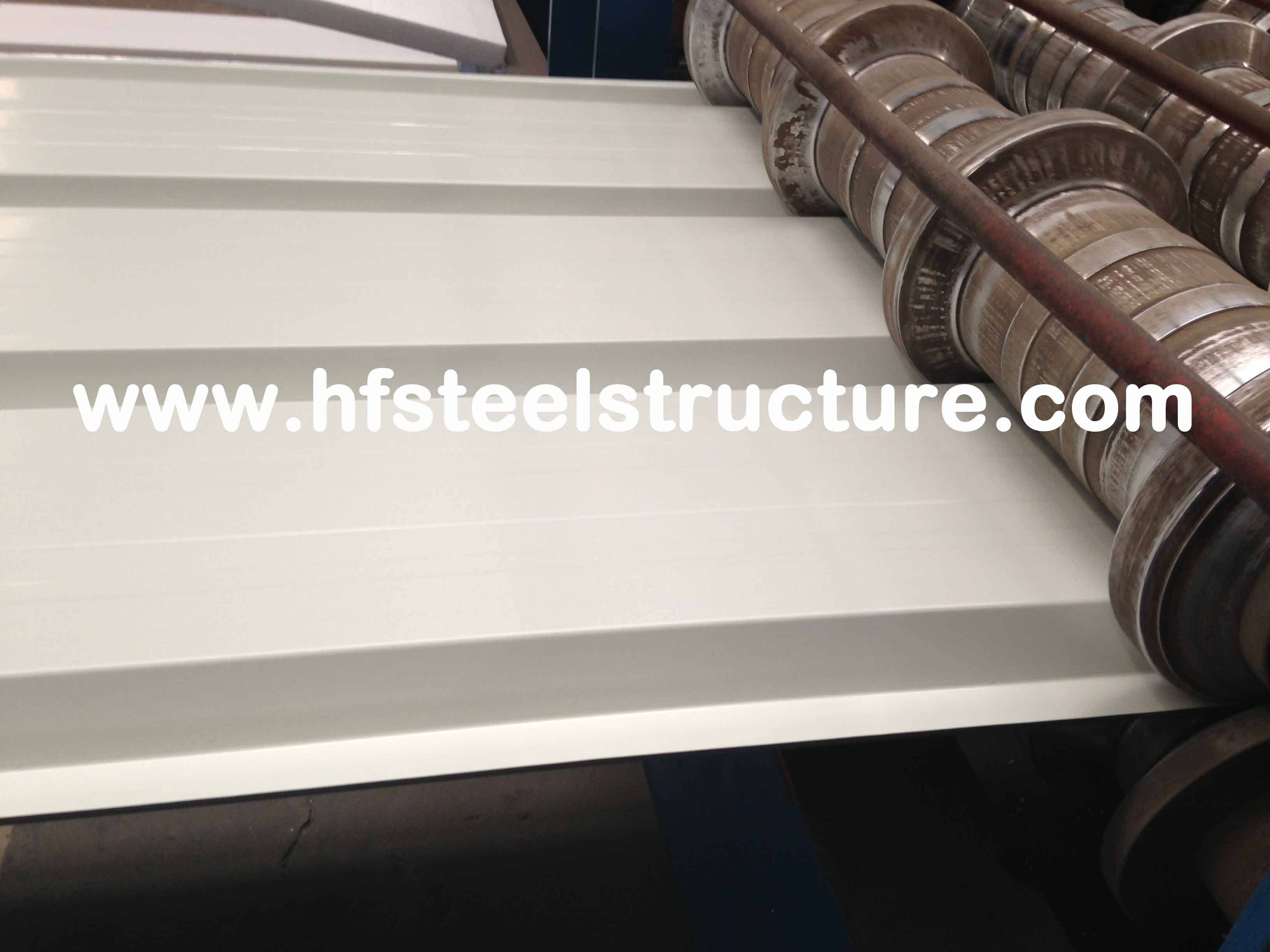 Gewölbte Stahlblech-Metalldeckung bedeckt Hausdach-Dach-Platte